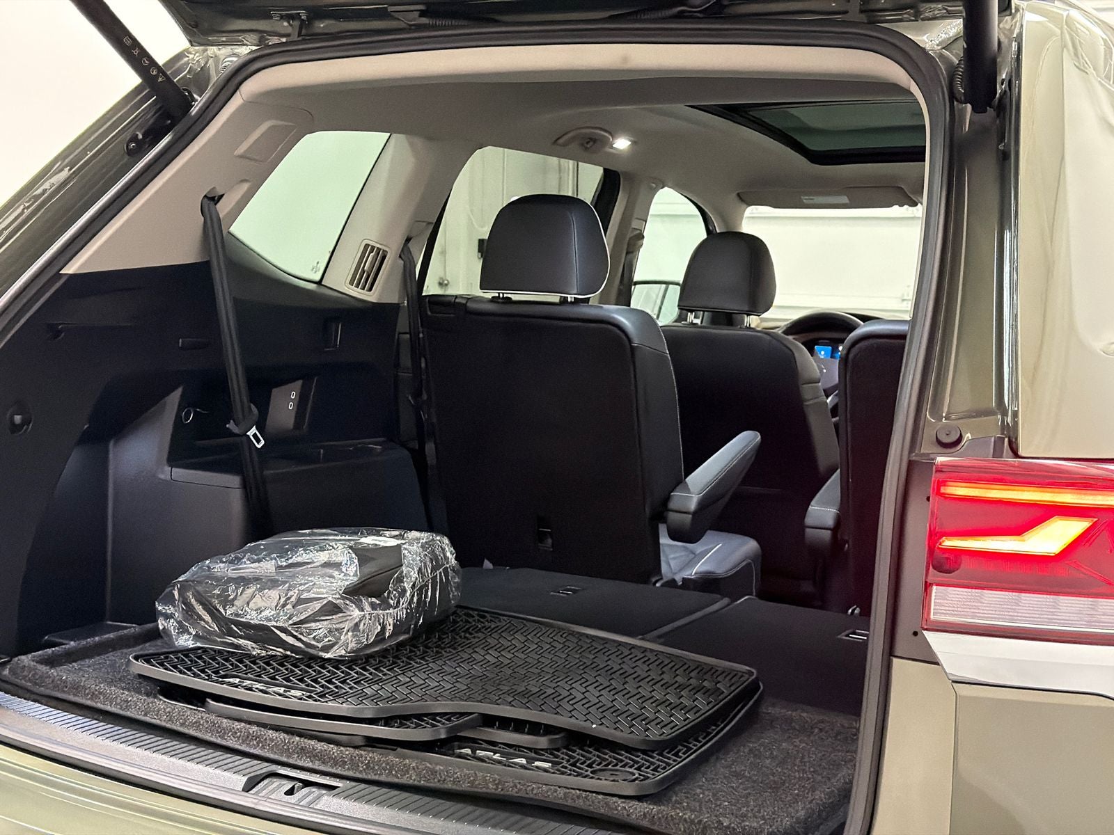 2025 Volkswagen Atlas 2.0T SEL Premium R-Line