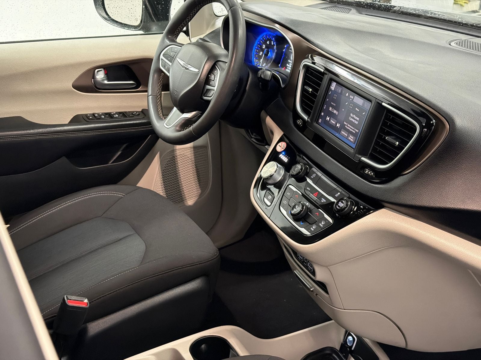 2022 Chrysler Voyager LX