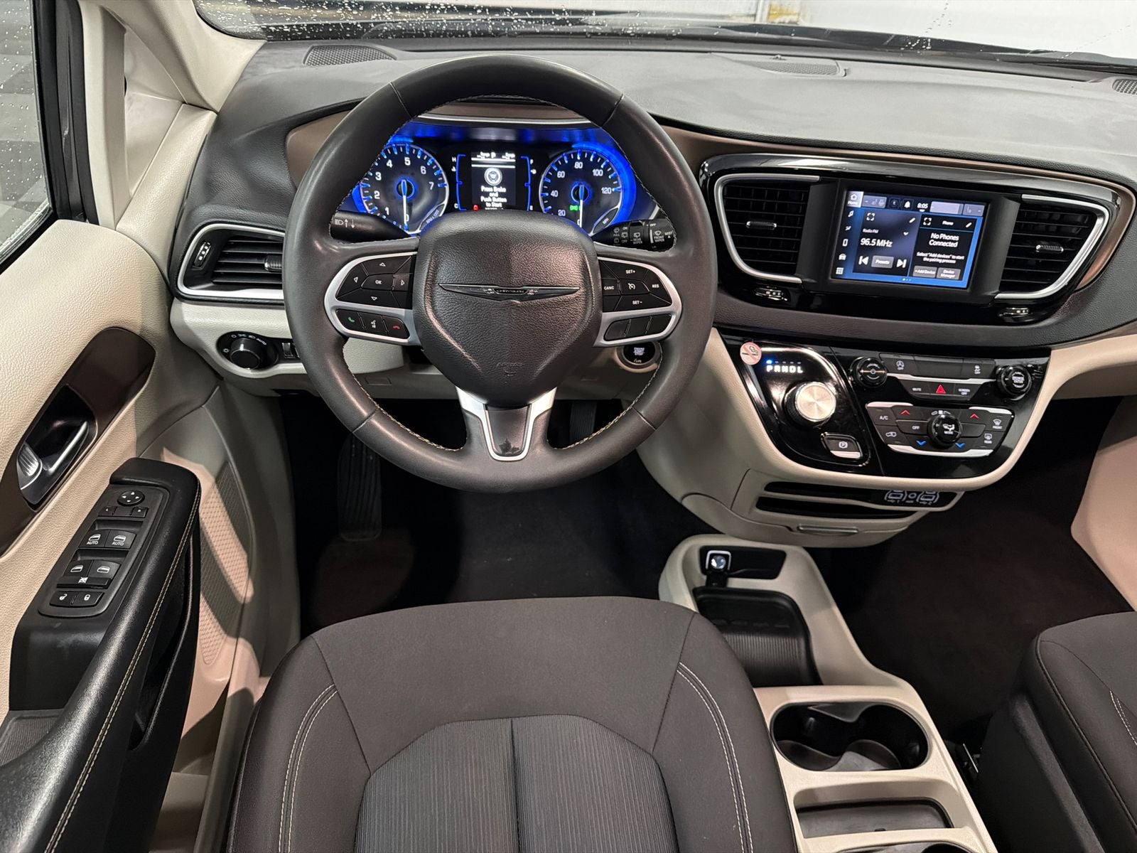 2022 Chrysler Voyager LX