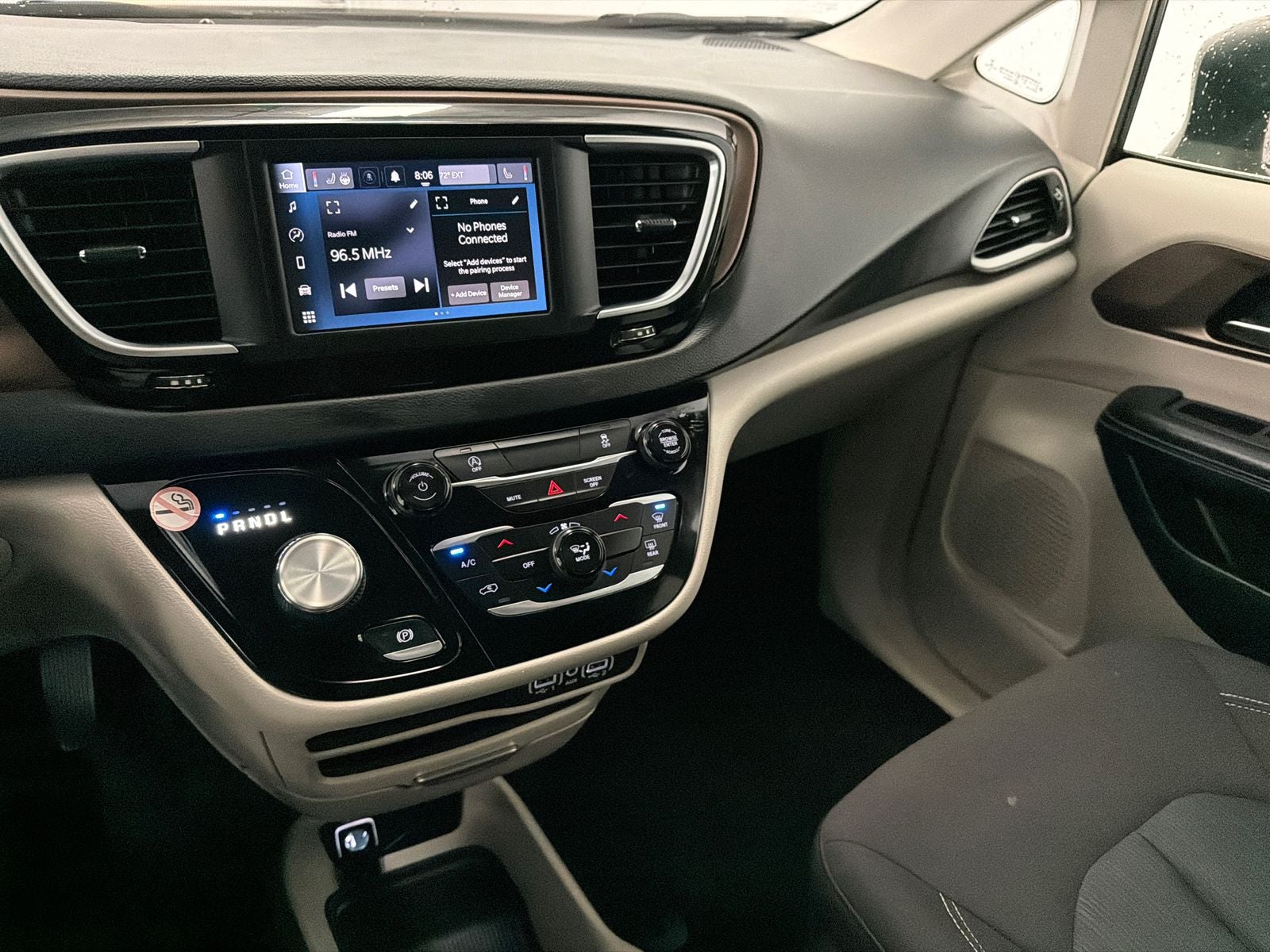 2022 Chrysler Voyager LX