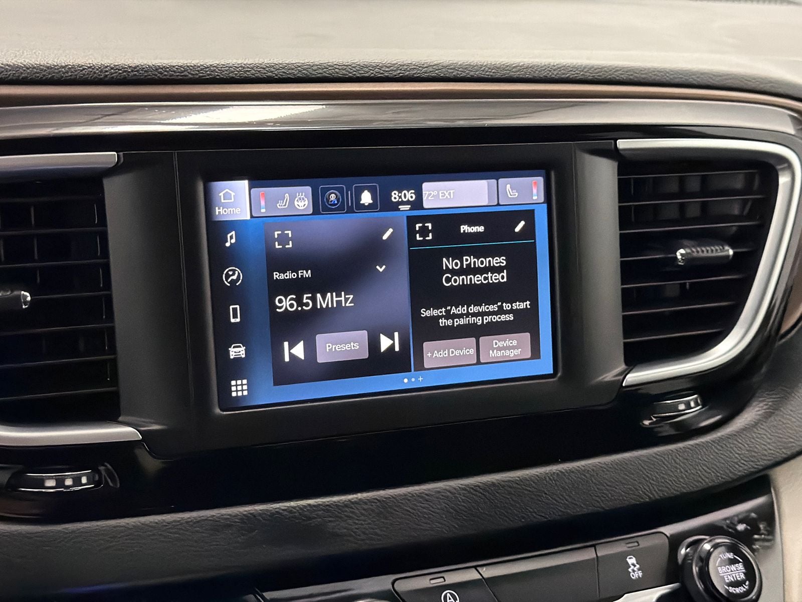 2022 Chrysler Voyager LX