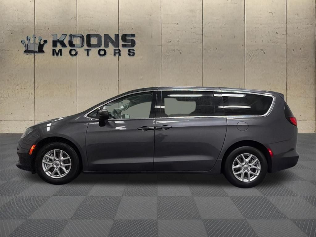 2022 Chrysler Voyager LX