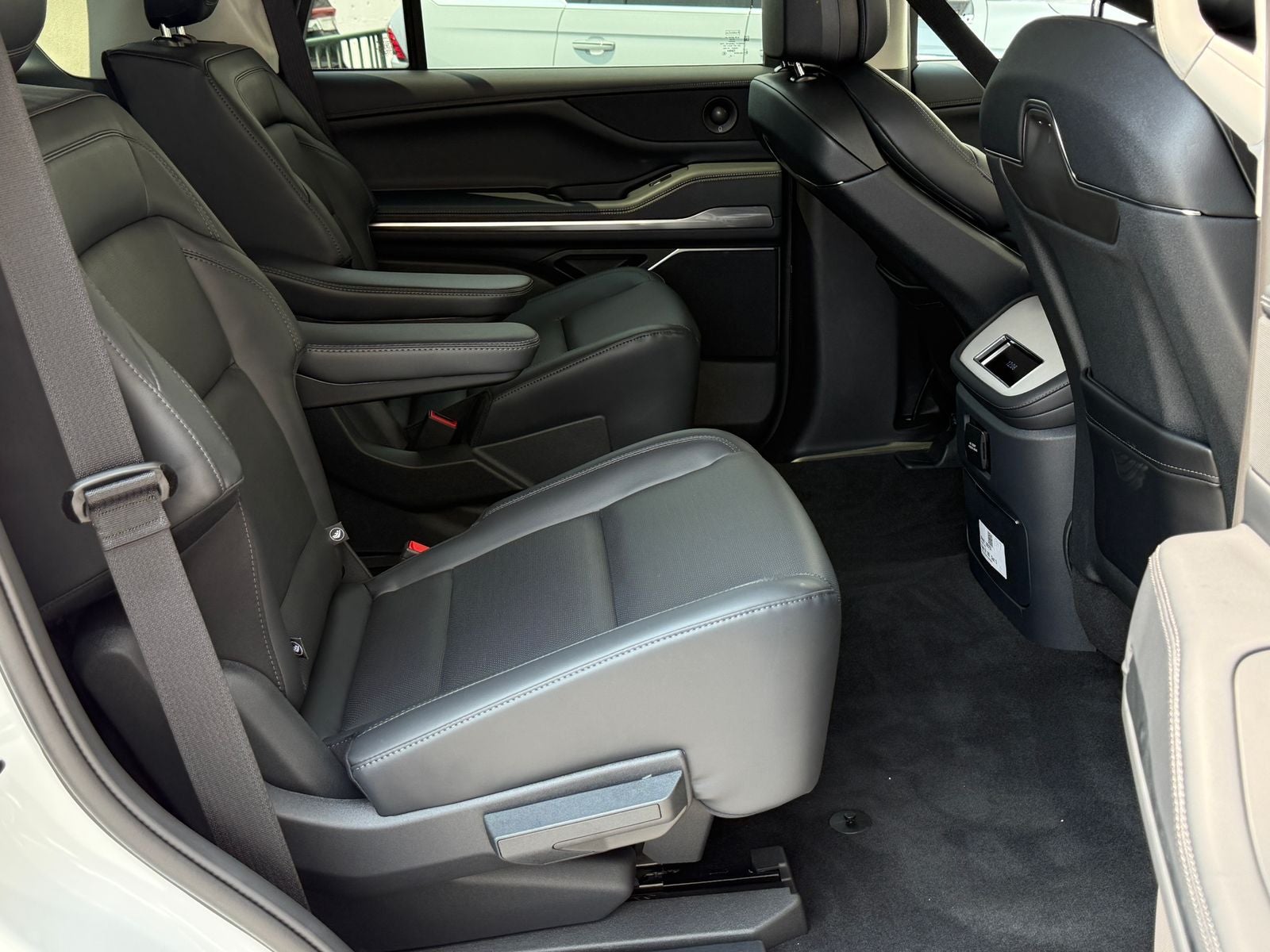 2027 Lincoln Navigator Premiere