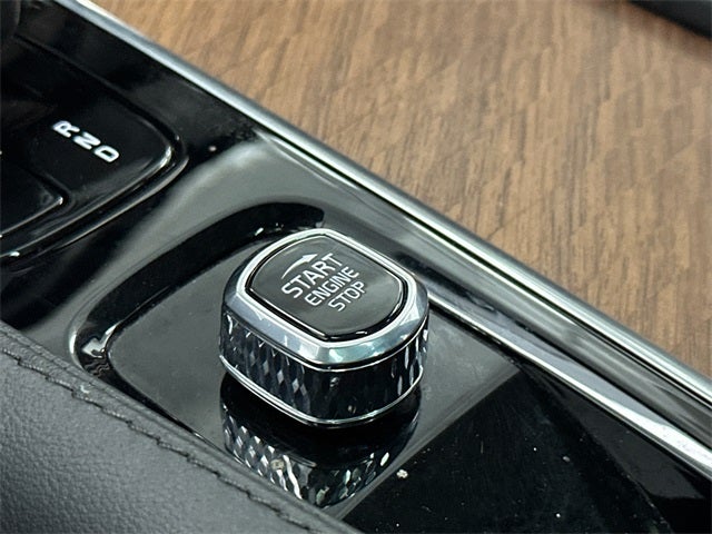 2024 Volvo XC90 B5 Plus