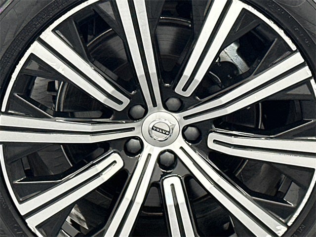 2024 Volvo XC90 B5 Plus