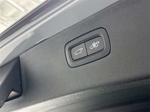 2024 Volvo XC90 B5 Plus