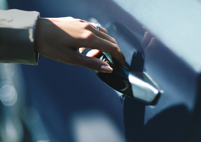 A hand gracefully grips the Light Touch Handle of a 2024 Lincoln Aviator® SUV to demonstrate its ease of use | Koons Lincoln of Bethesda in Silver Spring MD