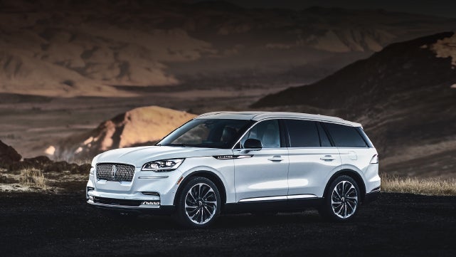 A 2024 Lincoln Aviator® SUV is parked at a mountain overlook | Koons Lincoln of Bethesda in Silver Spring MD