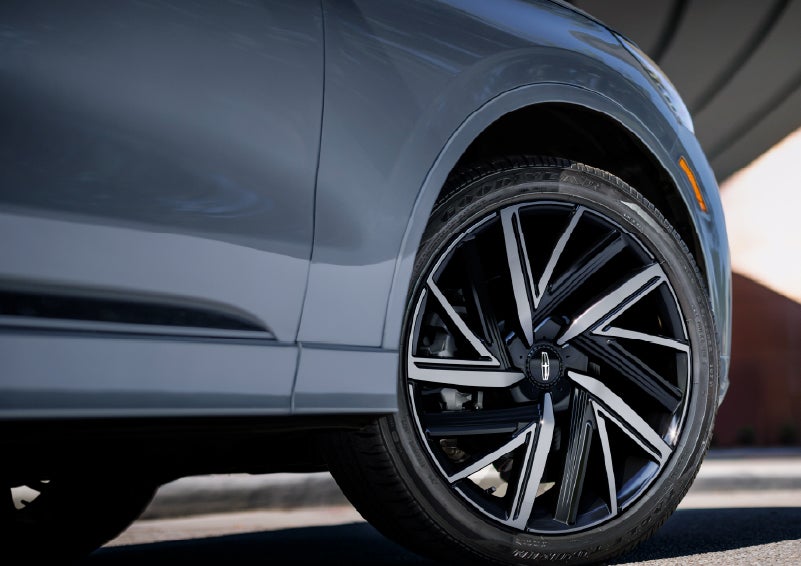 The wheel of the 2027 Lincoln Aviator® Black Label™ SUV is shown slightly angled out. | Koons Lincoln of Bethesda in Silver Spring MD