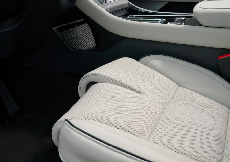 The front passenger Perfect Position seat is shown with the thigh extender adjusted.| Koons Lincoln of Bethesda in Silver Spring MD